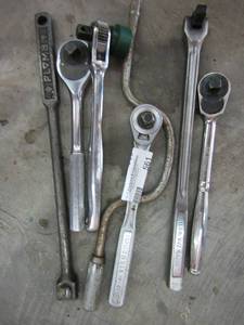 lot 561 image: BREAKER BARS X 2, SPEED WRENCH X 1,  Ratchets x 3