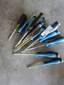 lot 565 image: Lot of blue handle screw drivers