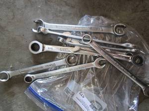 lot 572 image: Bag of assorted size wrenches and sockets
