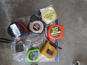lot 576 image: Bag of tape measures