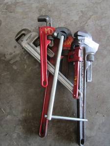 lot 584 image: lot of ridged pipe wrenches