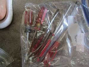 lot 640 image: Bag of screw drivers