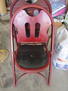 lot 724 image: 2 Wood FOLDING CHAIRS Red
