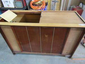 lot 729 image: Imperial  Magnavox record player 29x43x17 1960S
