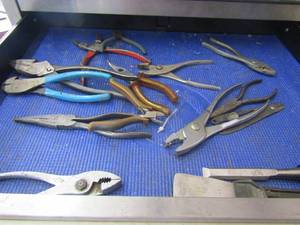 lot 751 image: plyers and wire cutters