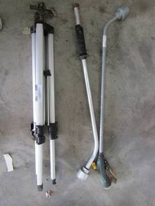 lot 768 image: Tripod 2 garden hoses sprinkler