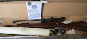 lot 779 image: Beeman Air GUN  MODEL 1972 like new  comes in box with 2 BARREL, pellets,  scope and paperwork