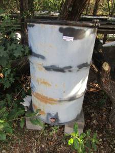 lot 818 image: 50 gallon drum of water with spiket in bottom