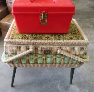 lot 823 image: VINTAGE SEWING STAND  FULL OF SEWING ITEMS