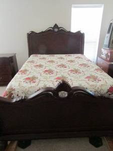 lot 15 image: CHERRY WOOD SLEIGH BED QUEEN SIZE