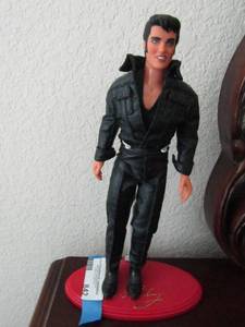 lot 1042 image: ELVIS PRESLEY FIGURINE 12 TALL