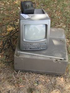 lot 1056 image: EMERSON FWAM VR30 TRAVEL TV,  GPX AMFM TRAVEL TV 6 SCREEN