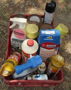 lot 1064 image: RED TUB W YARD SPRAY, ANT KILLER, PAINT  - PREVIOUSLY OPENED