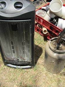 lot 931 image: Aluminum bug sprayer and comfort zone electric heater