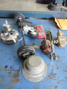 lot 968 image: Light fixture, set of cart wheels and gas  valve mode A4