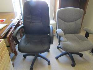 lot 182 image: Black rolling office chair & dark gray rolling chair