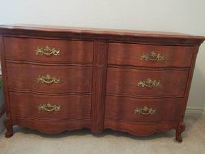 lot 193 image: Bassett 6 drawer solid wood dresser 33x58x21