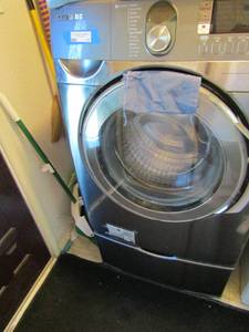 lot 17 image: Samsung VRT Steam  Front load washer, 13 wash cycles works great- gray