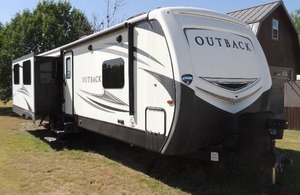 lot 13 image: 2018 Keystone Outback 328RL