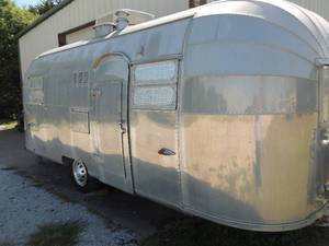 lot 11 image: 1953 AIRSTREAM FLYING CLOUD 21 - Vintage - INSIDES ARE RETRO