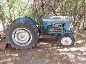 lot 199 image: 1960S FORD 3000 TRACTOR WITH 5 FT MOWING DECK