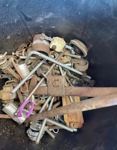 lot 972 image: Bucket of scrap metal