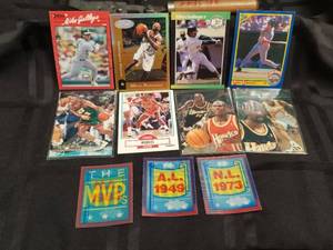 lot 44 image: Selection of baseball cards