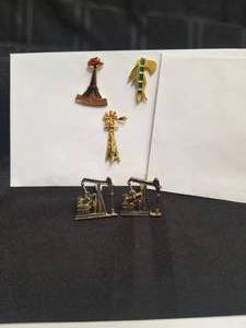 lot 127 image: Selection of vintage pushpin backs