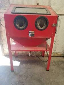 lot 29 image: Central Pneumatic 40lb sand blasting cabinet with upgraded metering valve