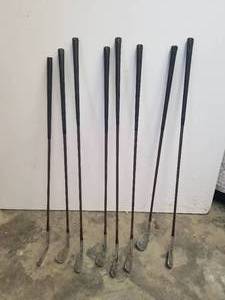 lot 223 image: Vintage wood shaft golf clubs and vintage bag
