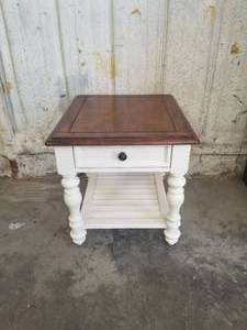 lot 20 image: Very nice white wood end table - Haverty Furniture
