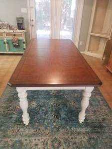 lot 10 image: Very nice wood Dining table with 1 extension leaf - can go with lot 25
