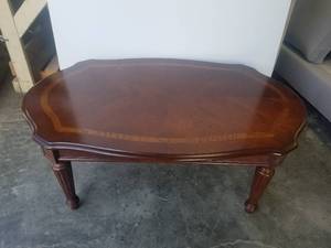 lot 27 image: Very nice wood coffee table