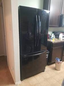 lot 5 image: Samsung black refrigerator with ice maker