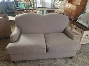 lot 17 image: Very nice cloth love seat