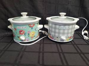 lot 169 image: Selection of 2 Pioneer Woman crock pots