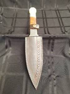 lot 98 image: Hunting knife with leather sheath with Damascus blade - 12 long