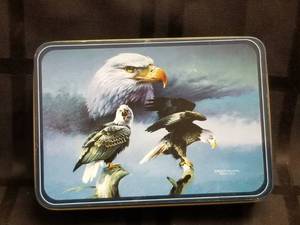 lot 100 image: collector American Eagle knife in metal tin
