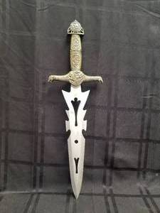 lot 104 image: Decorative collector knife - 12 plus