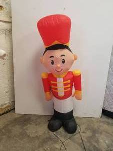 lot 158 image: Blow-up Christmas yard decoration - Toy Soldier - 4 foot tall