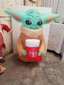 lot 83 image: Blow-up Christmas yard decoration - Star Wars-Grogu - 5 foot tall