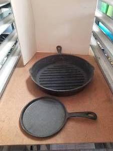 lot 199 image: Cast iron frying pans - Lodge