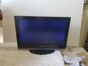 lot 195 image: Vizio 26 HDTV