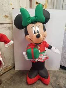 lot 123 image: Blow-up Christmas yard decoration - Minnie Mouse - 5 foot tall