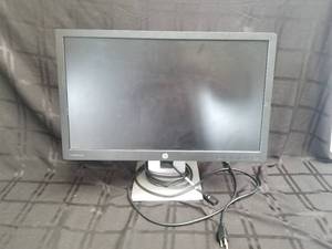 lot 130 image: HP computer monitor