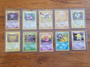 lot 15 image: Selection of Pokmon cards