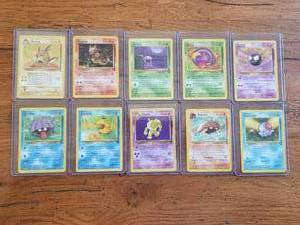 lot 16 image: Selection of Pokmon cards