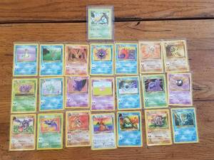 lot 28 image: Selection of Pokmon cards