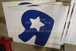 lot 334 image: Toys R Us Banner Poster R logo 6 3 x 4 Vinyl TRU