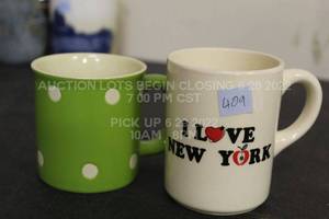 lot 409 image: Set of 2 Mugs Green Polka Dot I Love New York